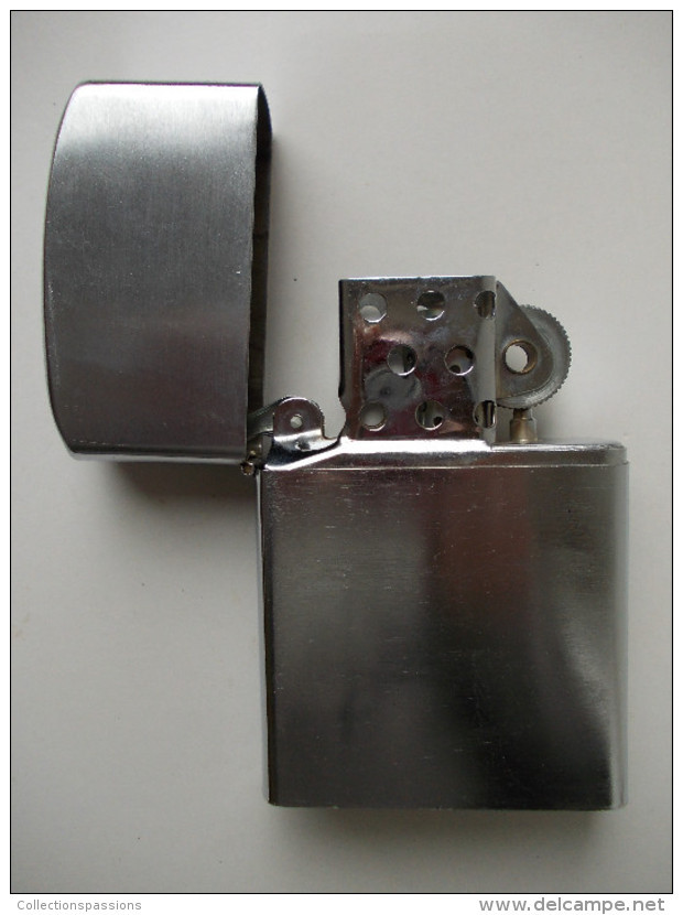 - Briquet Géant. Style Zippo. Hauteur 16,5cm - - Autres & Non Classés