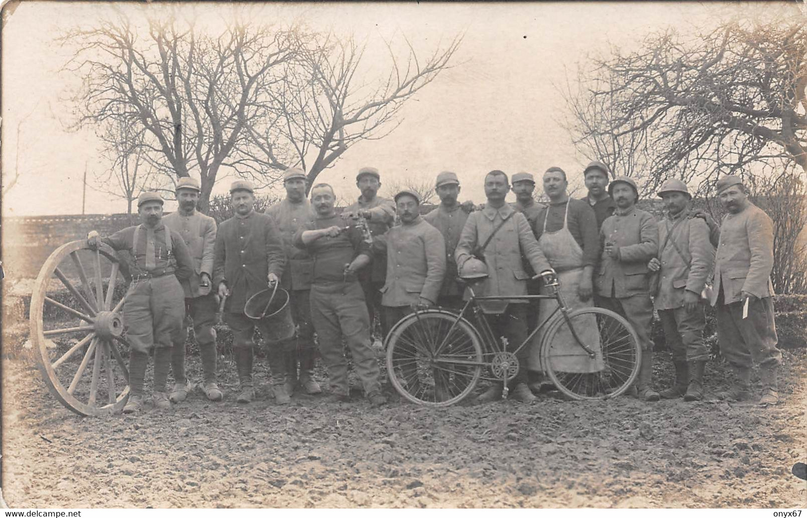 Carte Photo Militaire Français 352 ème Régiment Soldat-Poilus Avec Casque-Vélo-Bicyclette-Roue De Charette-Guerre-14/18 - Guerra 1914-18