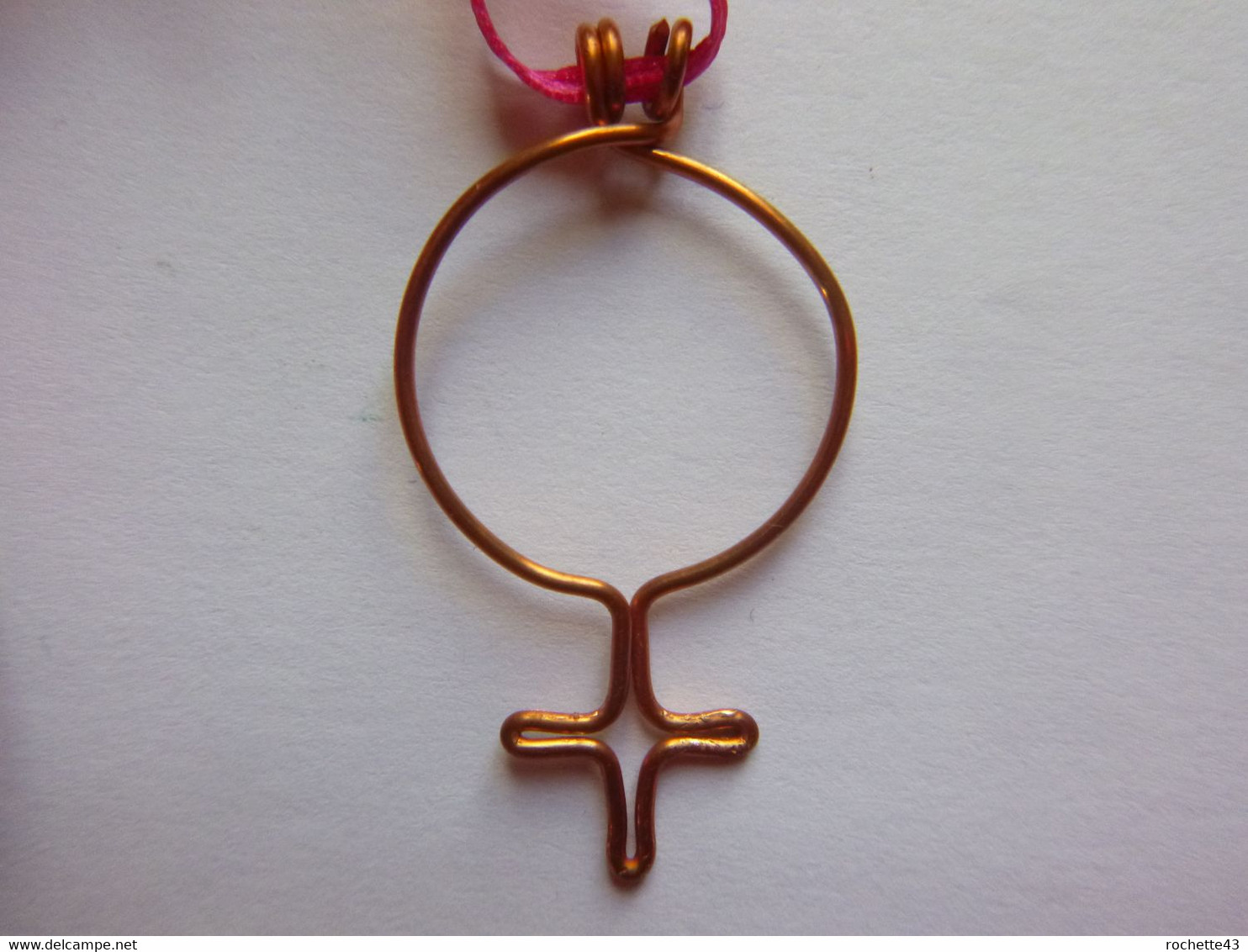 Pendentif Symbole De Vénus (femme) En Fil De Cuivre - Hangers