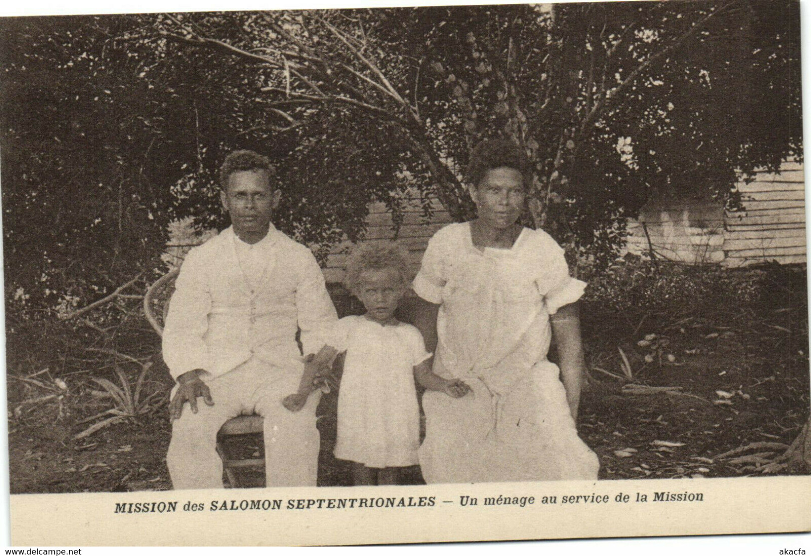 PC UK, SALOMON ISLANDS, UN MÉNAGE AU SERVICE, Vintage Postcard (b33528) - Salomon