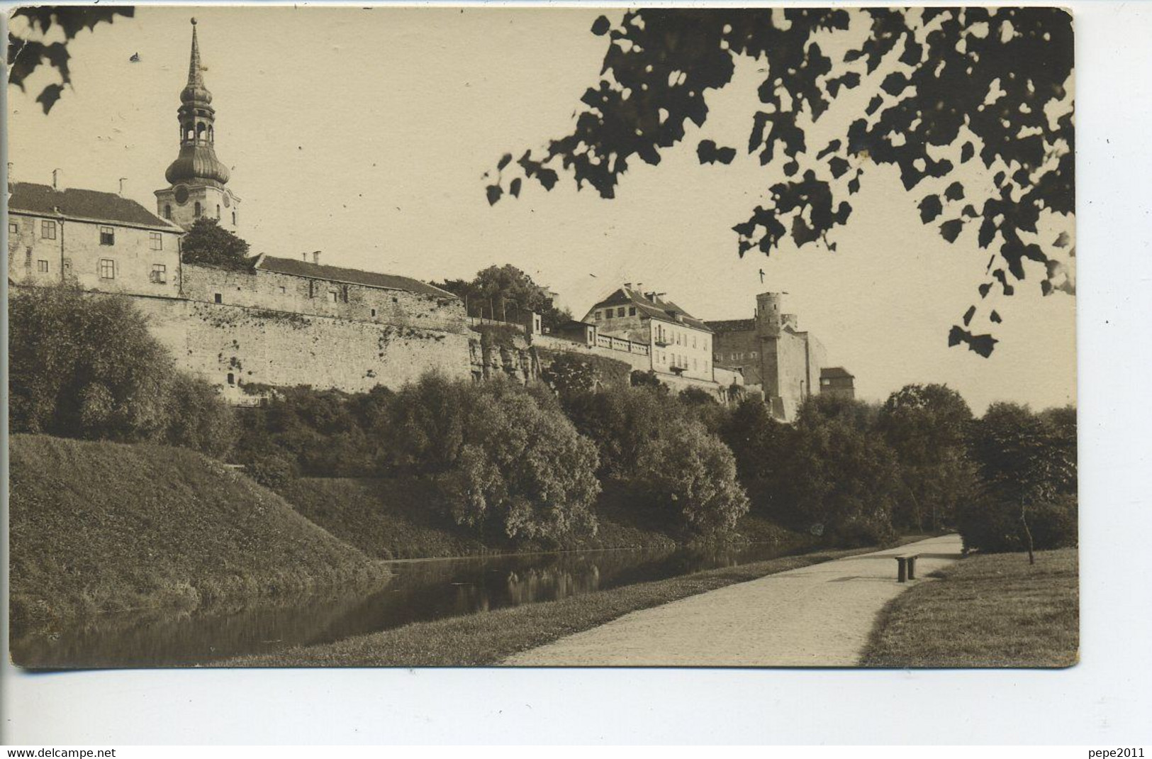 Carte Photo TALLINN Allée Cours D'eau Mur Maisons En Surplomb - Clocher - Estonie