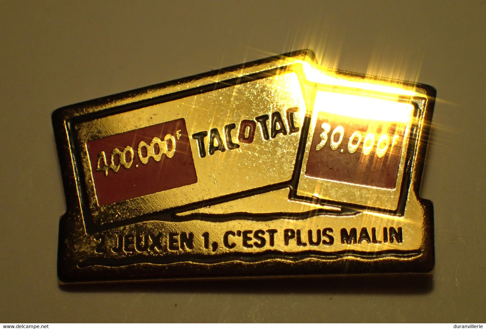 PIN'S - TacOtac : Ticket Rose En 2 Parties Cartouche Doré - Jeux