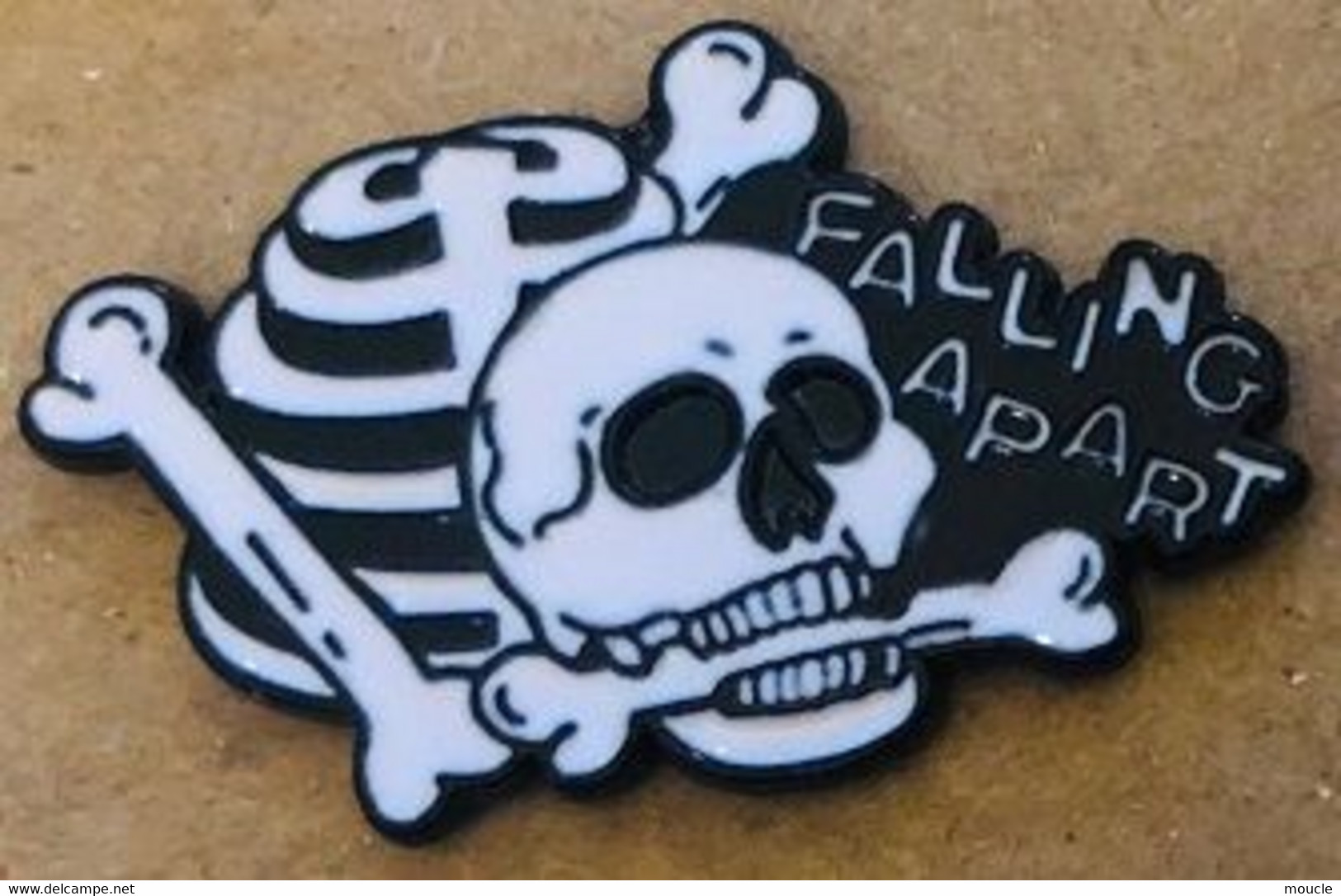 FALLING APART - TETE DE MORT - OS - SKULL - SCHÄDEL - CRANIO - CRANEO - BONES - KNOCHEN - OSSA - HUESOS   -  (22) - Personajes Célebres