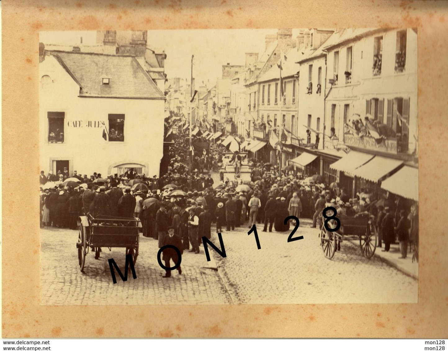 NORMANDIE BAYEUX 1895 RUE ST MARTIN-CAFE JULES- FETES MEDIEVALES ? 2 PHOTOS 23,5x17cms COLLES SUR CARTON DUR RECTO VERSO - Anciennes (Av. 1900)