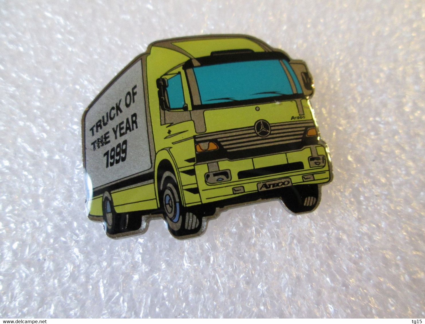 PIN'S    CAMION TRUCK OF THE YEAR  1999 MERCEDES BENZ - Mercedes