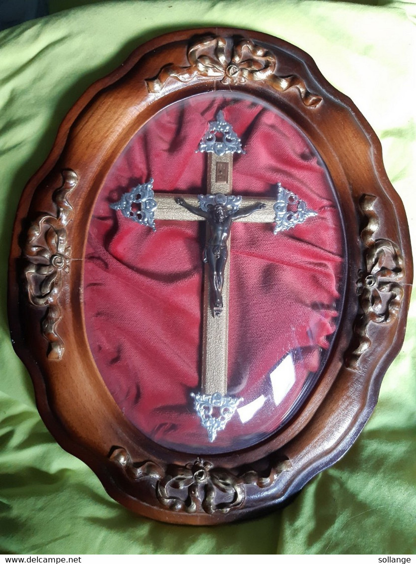 Cadre Reliqaire Crucifix En Bois Ovale Verre Bombé 40 Cm - Religiöse Kunst