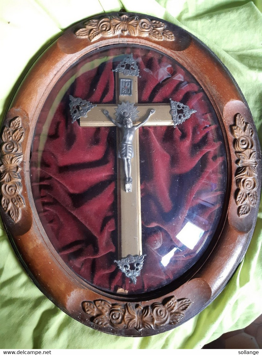 Cadre Reliquaire Crucifix En Bois Ovale Verre Bombé 45 Cm - Arte Religiosa