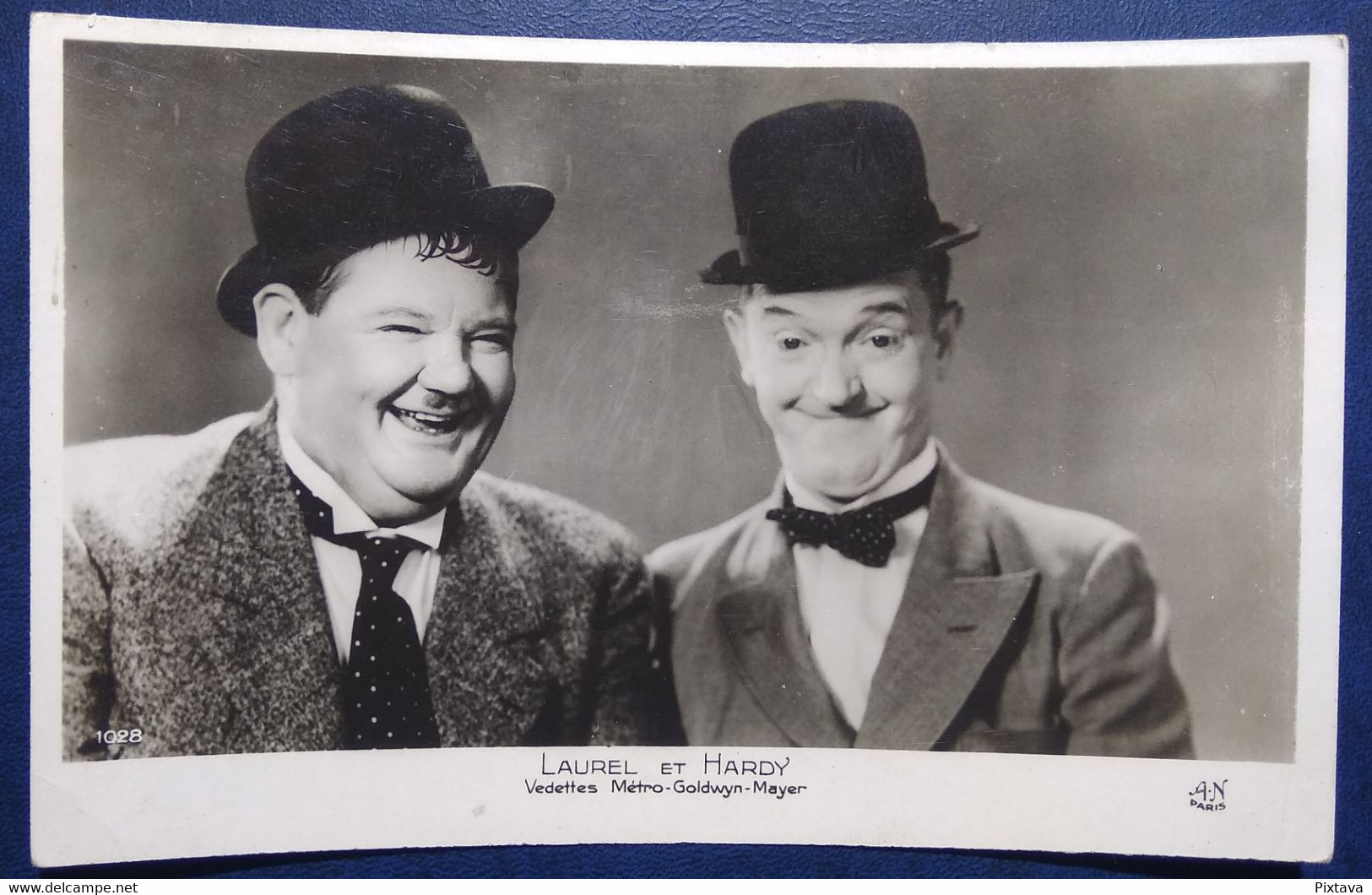 ACTORS STAN LAUREL AND OLIVER HARDY METRO GOLDWYN MAYER OLD POSTCARD An - Attori