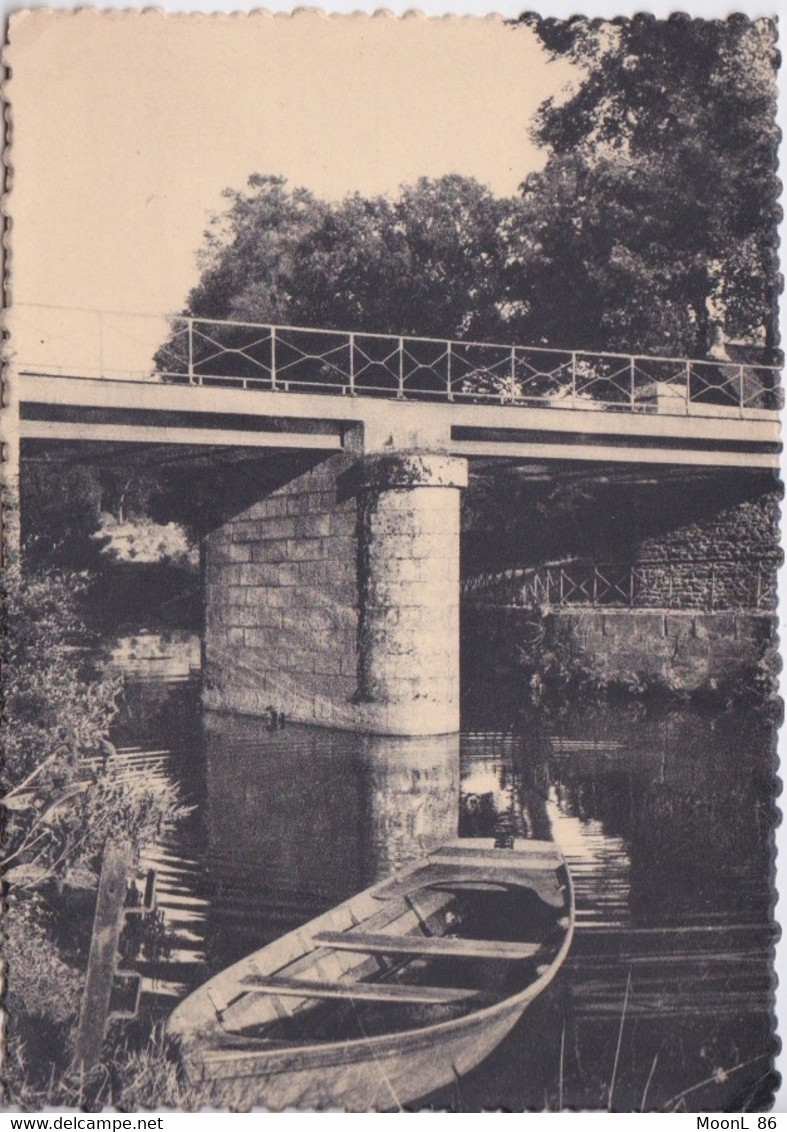 56 - ROHAN - MORBIHAN - LE PONT D'OUST - BARQUE DE PECHE SUR L'EAU - Rohan