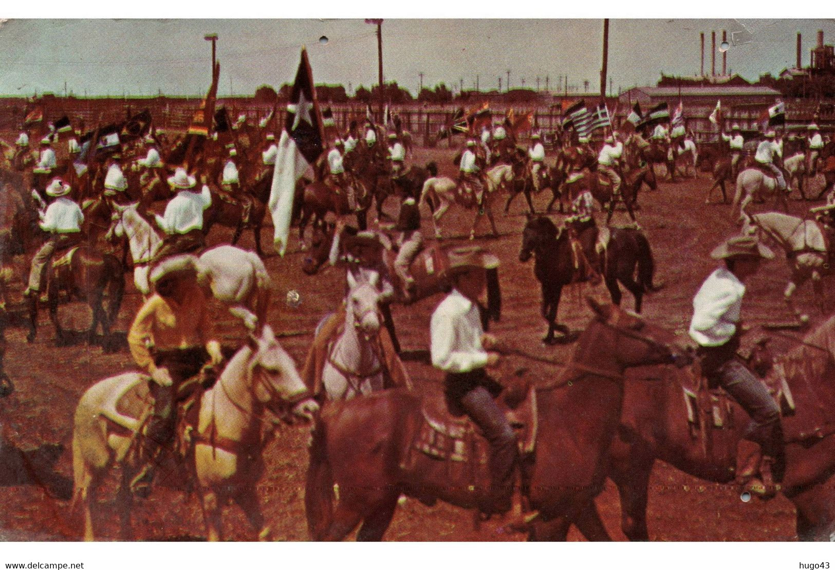 (RECTO / VERSO) GRAND ENTRY AT THE TEXAS RODEO EN 1960 - PERFORATION BAS A DROITE - BEAU TIMBRE - FORMAT CPA - Dallas