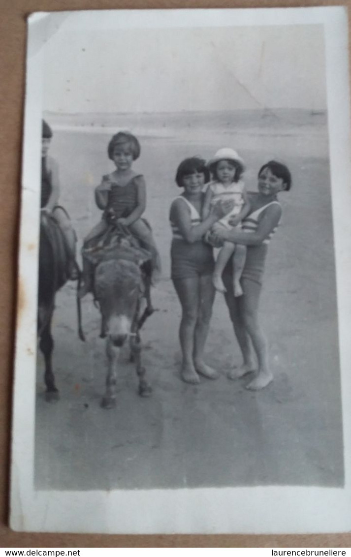 44  LA  BAULE     AOUT  1935    -----   FRANCOISE  (dite TOTONNE) SUR  LA PLAGE  AVEC  LES  ANES - La Baule-Escoublac