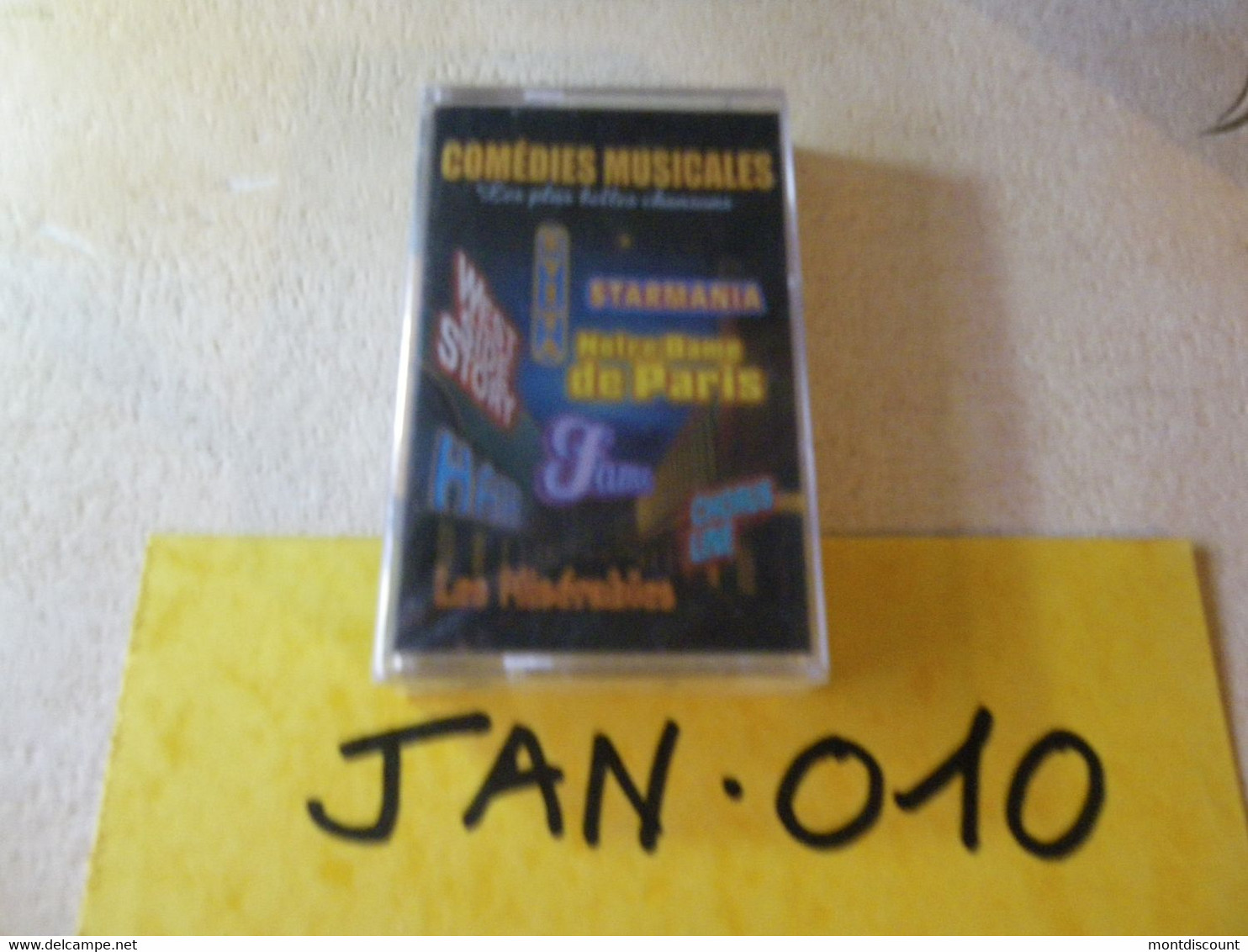 COMPILATION COMEDIES MUSICALES K7 AUDIO EMBALLE D'ORIGINE JAMAIS SERVIE... VOIR PHOTO... (JAN 010) - Cassettes Audio