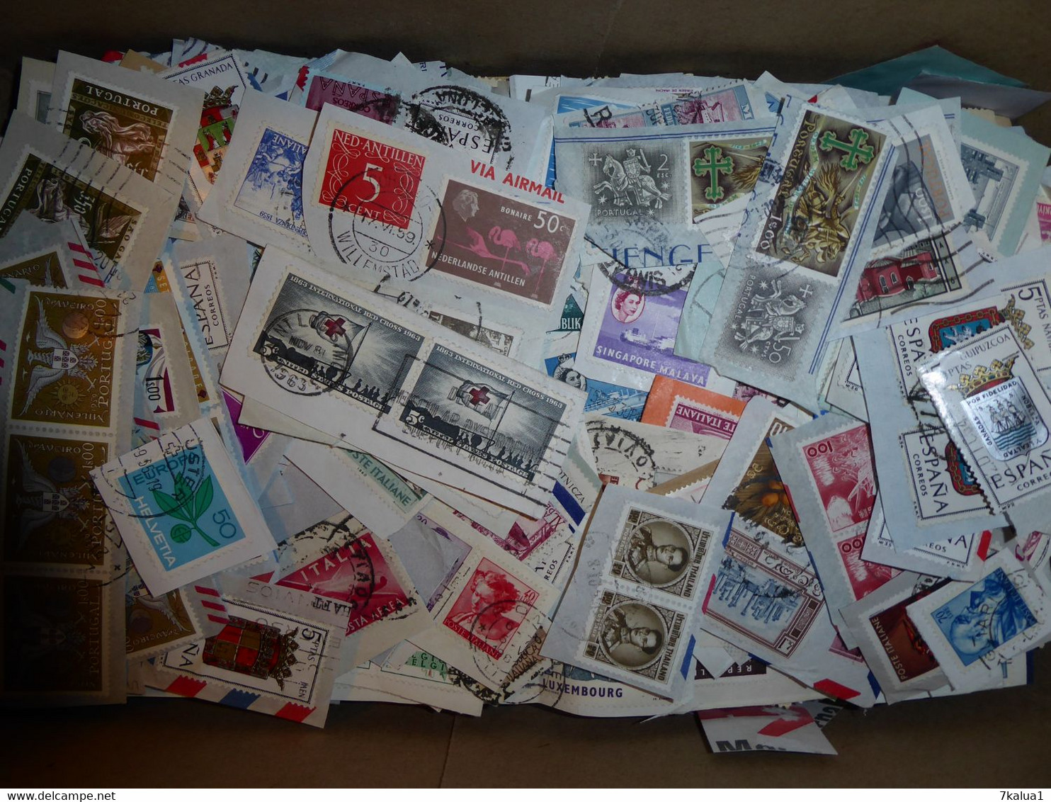 Environ 1,4 kg de timbres sur fragment. Très varié, à trier