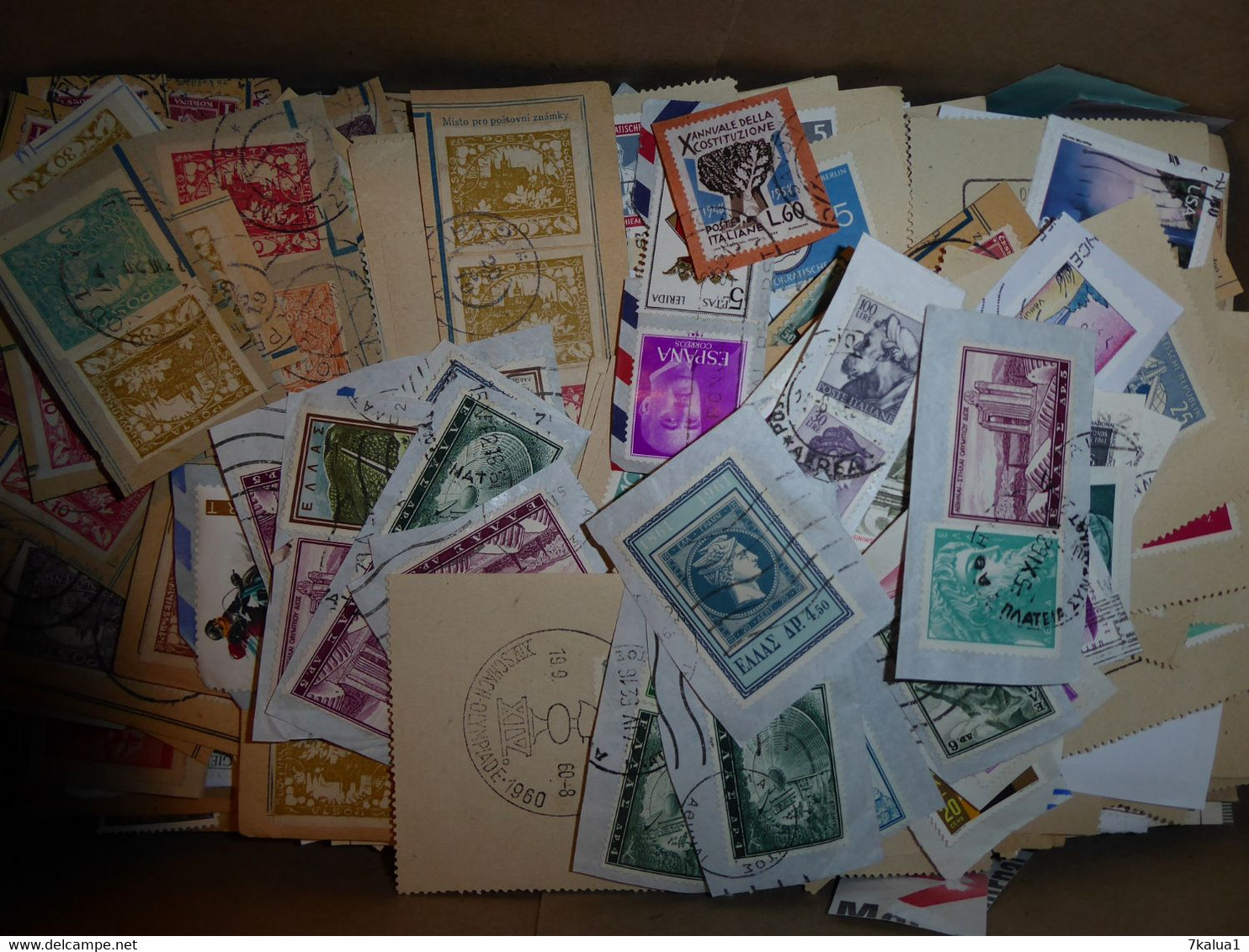 Environ 1,4 kg de timbres sur fragment. Très varié, à trier