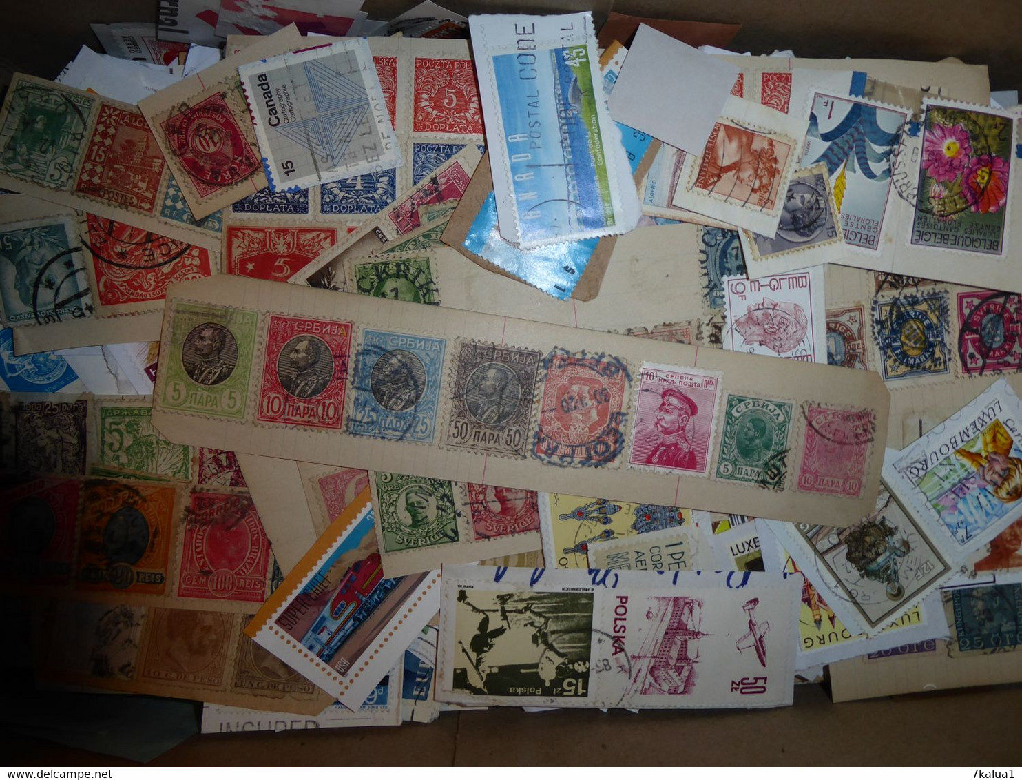 Environ 1,4 kg de timbres sur fragment. Très varié, à trier