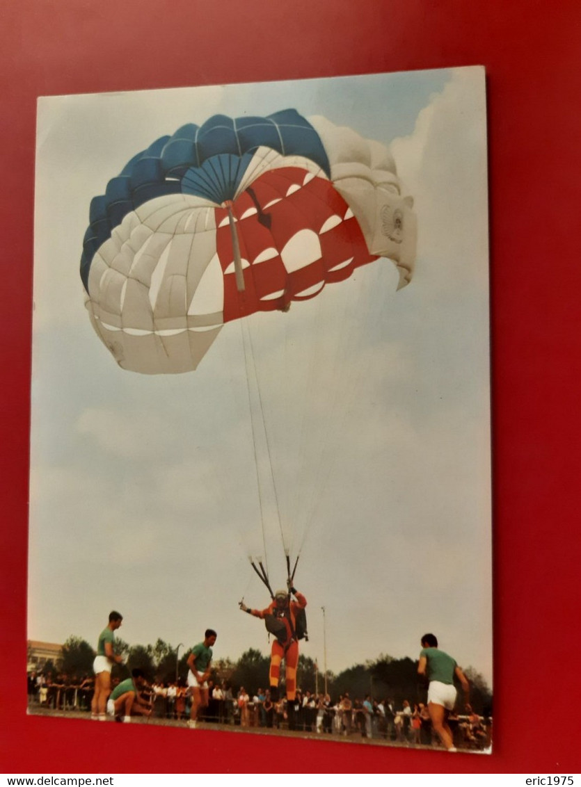 PARACHUTISME SAUT DE PRECISION A L'ATTERISSAGE - Parachutisme