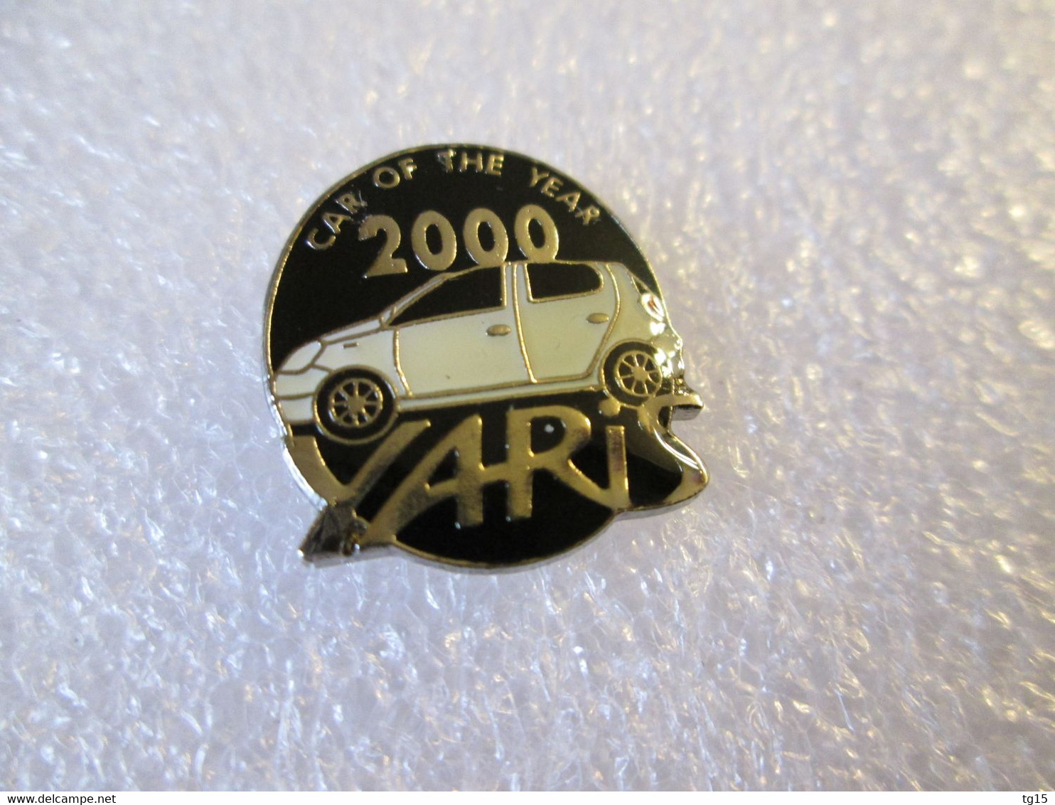 PIN'S    TOYOTA   YARIS   CAR  OF  THE YEAR  2000 - Toyota