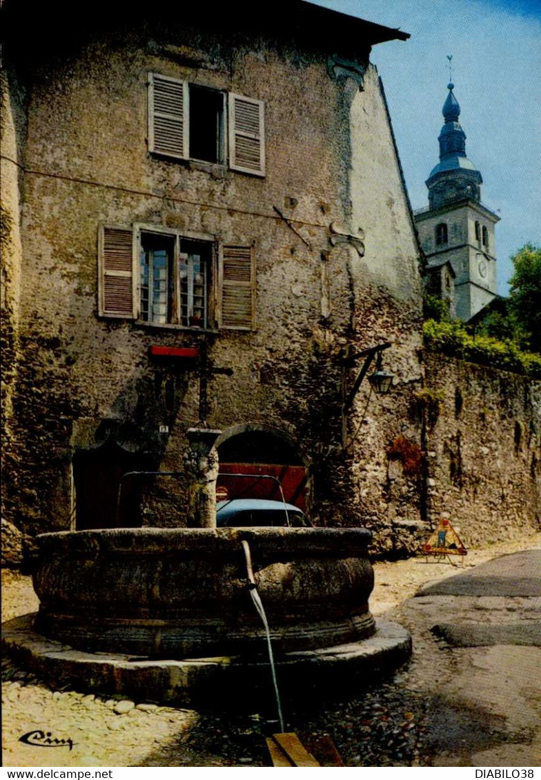 ALBERTVILLE  ( SAVOIE )    CITE DE CONFLANS. L ' ANCIENNE FONTAINE ET L ' EGLISE - Albertville