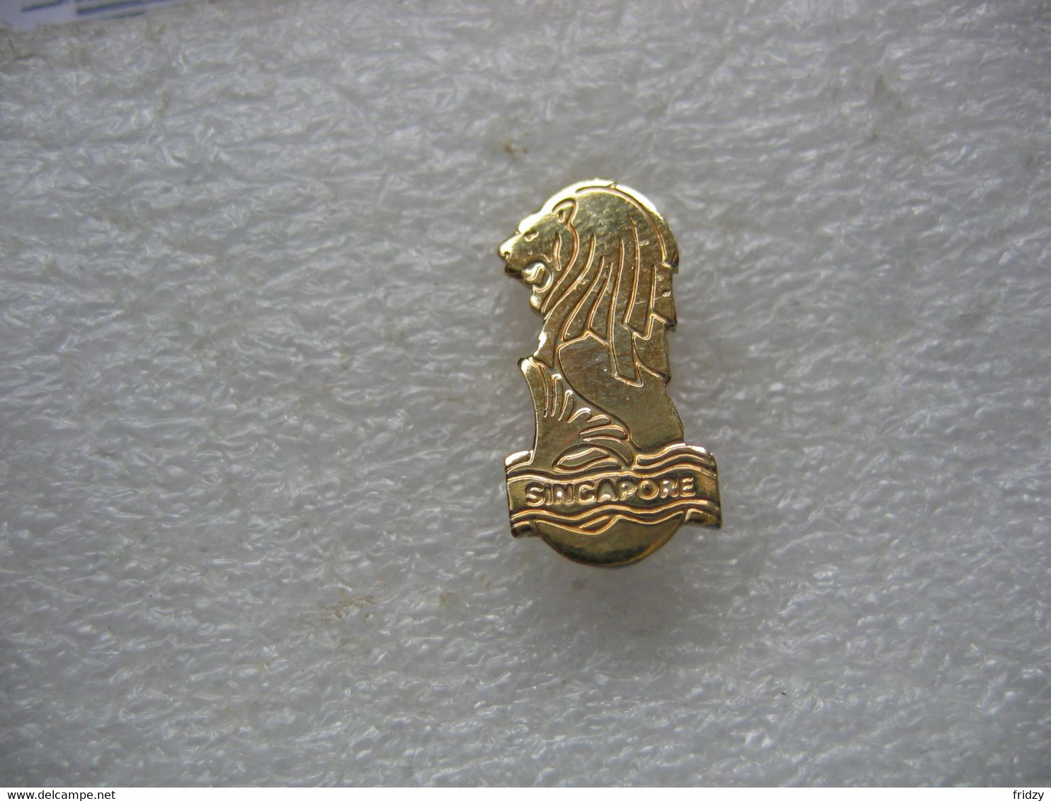 Rare, Pin's Doré Du LION PEUGEOT De L'usine De SINGAPORE - Peugeot