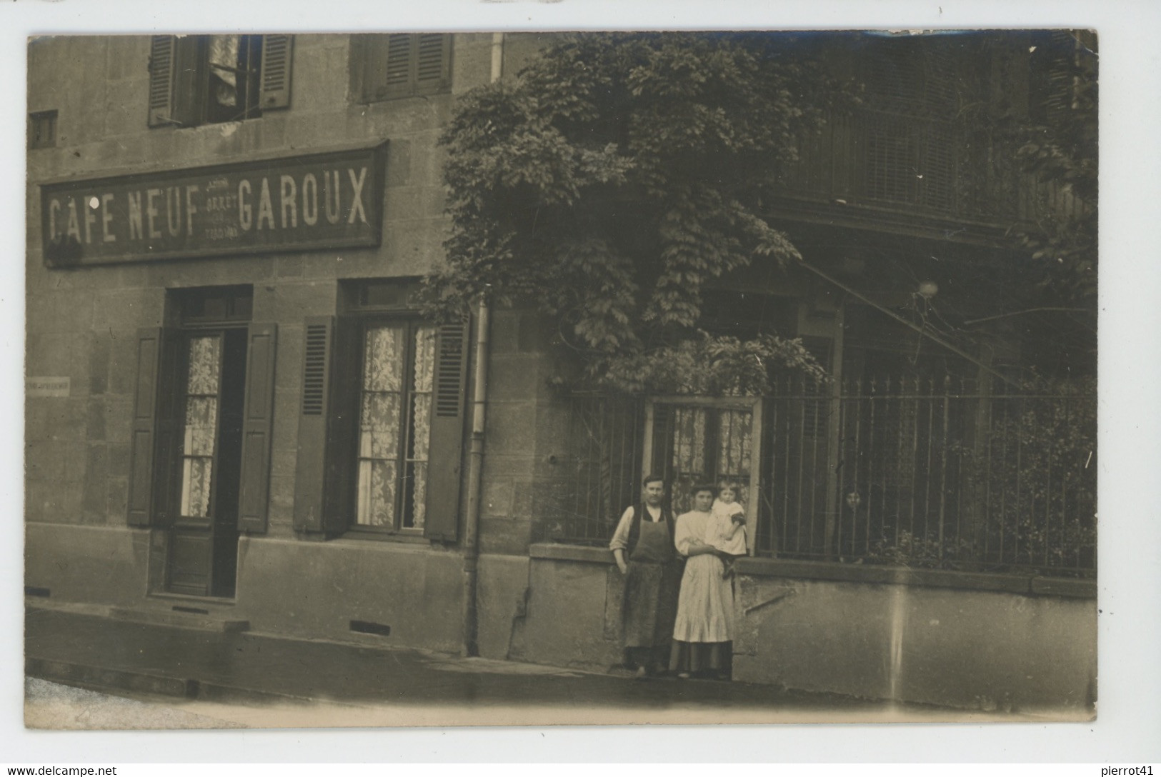 LE CHAMBON FEUGEROLLES - Belle Carte Photo Animée Devanture Du CAFÉ NEUF GAROUX Début XXème - Le Chambon Feugerolles