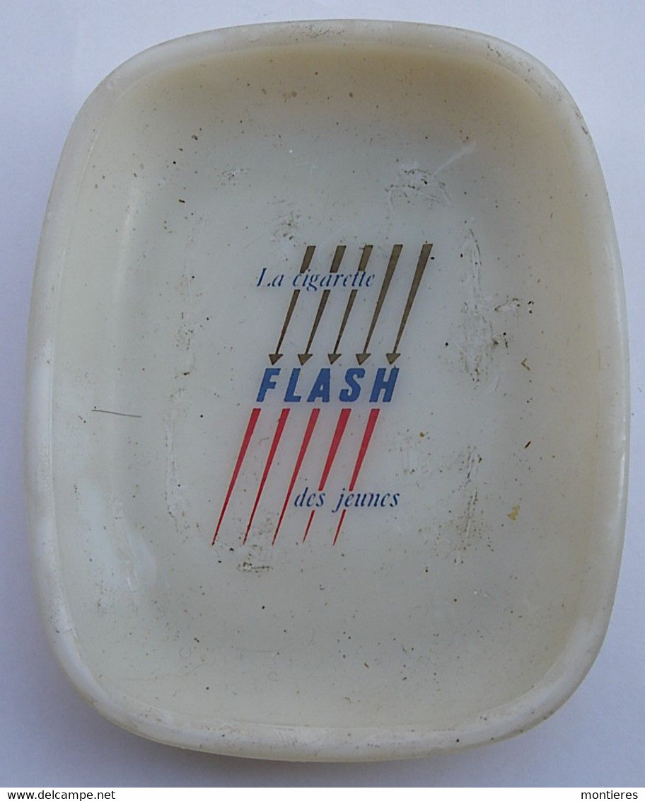 Cendrier Ashtray En Verre Opaliné Cigarettes FLASH La Cigarette Des Jeunes - Glas