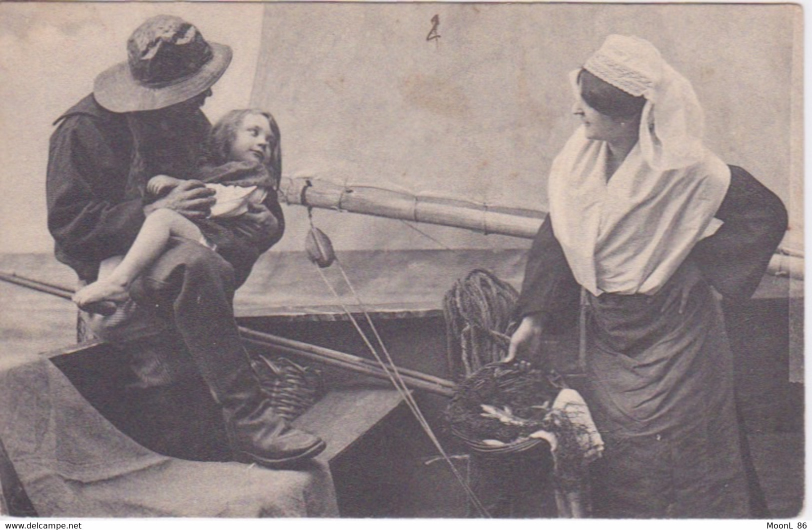 SCENE DE LA PECHE EN FAMILLE - MARIN SUR BATEAU A VOILE - Pêche