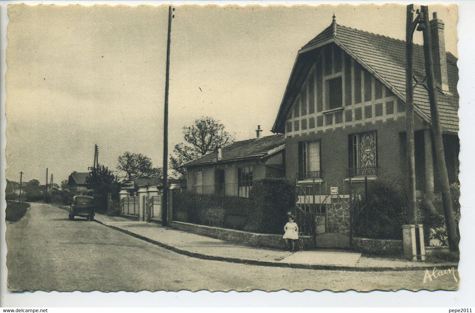 CPA 91 CROSNE ( Crosnes ) Chemin De Villeneuve Et Épicerie-Buvette Colin Fillette Assise Voiture Années 1950 (Juva 4) - Crosnes (Crosne)