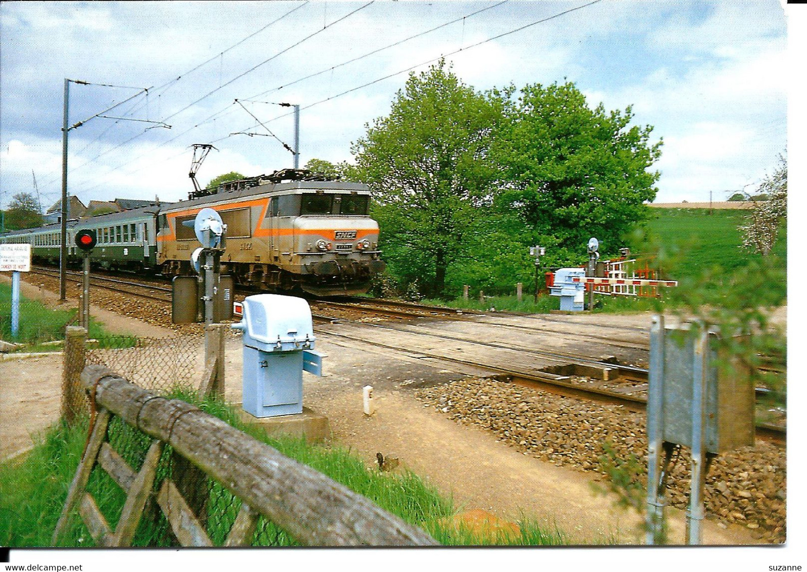 Le GENEST - Passage à Niveau 159 - Une BB22200 TRAIN - Vente Directe X - Le Genest Saint Isle