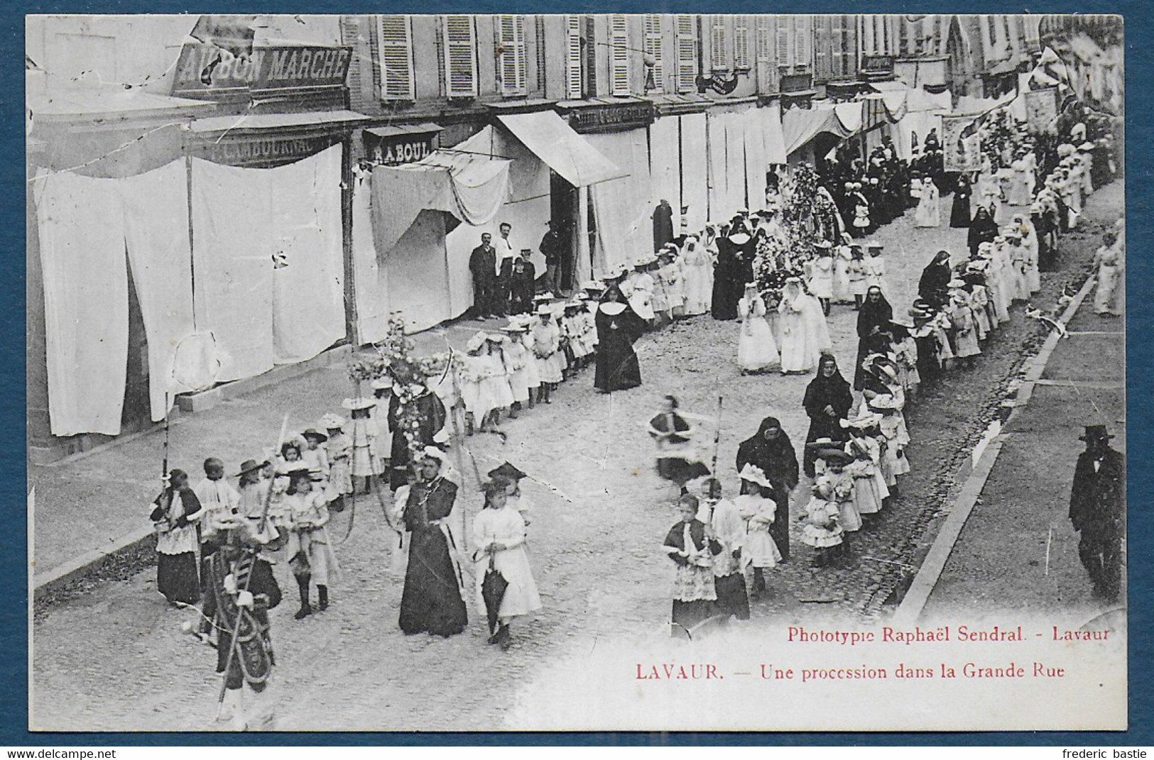 LAVAUR - Une Procession Dans La Grande Rue - Lavaur