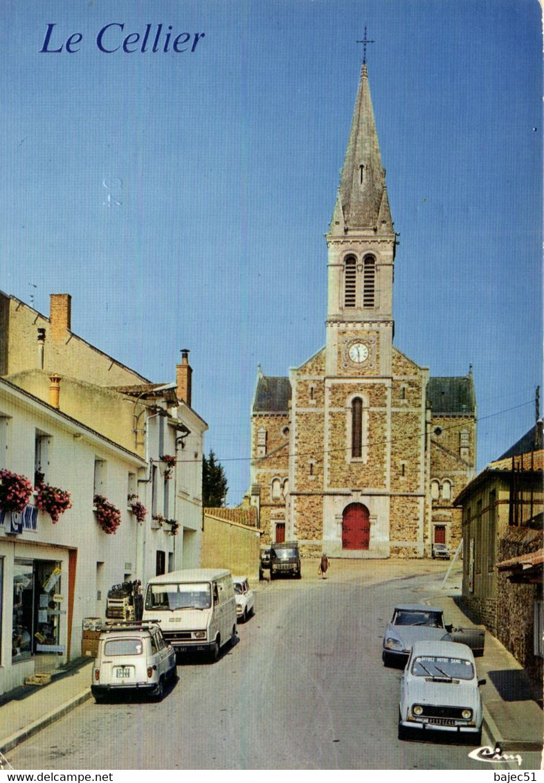 Le Cellier - L'église Et La Rue Saint Meen - "autos" "R4 - Ds" - Le Cellier