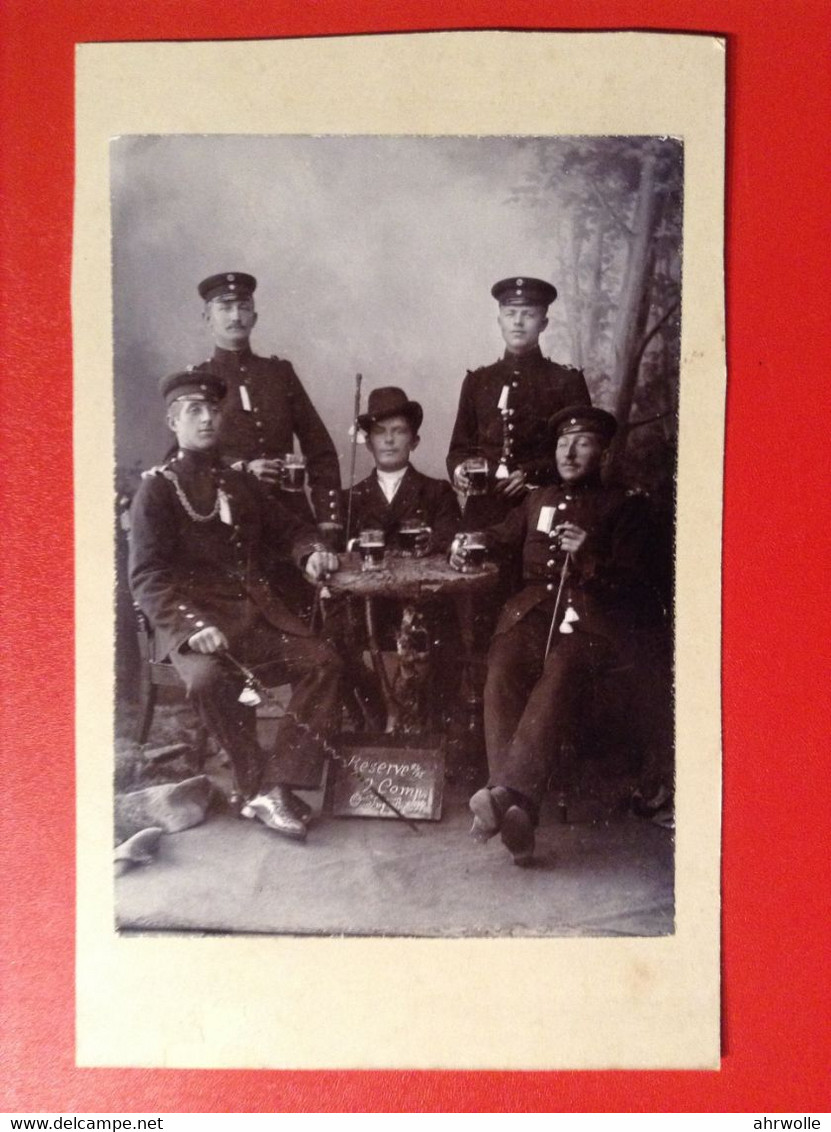 Foto CDV Soldaten WW1 Reservekompagnie Uniform Mützen Ca. 1900 - Uniformes