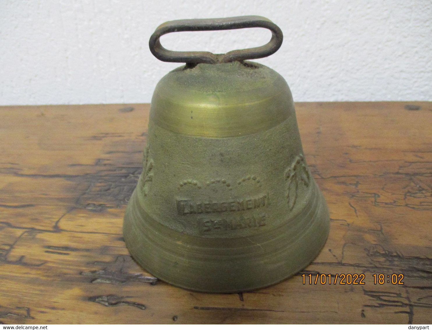 Ancienne Cloche En Bronze Fondeur Labergement Sainte Marie Dans Le Doubs Richement Décorée Et Superbe Sonorité - Campanas