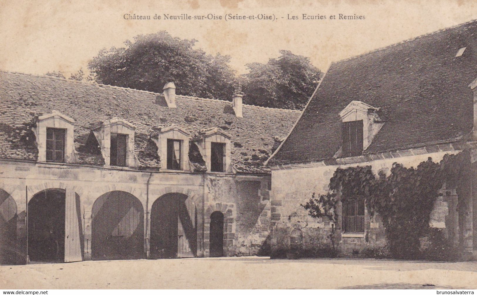 NEUVILLE SUR OISE - Château - Les Ecuries Et Remises - Neuville-sur-Oise