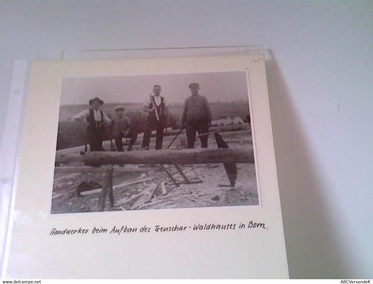 2 Fotos Vom Trenschar-Waldhaus In Born - Einweihung + Handwerker Beim Aufbau - Hesse