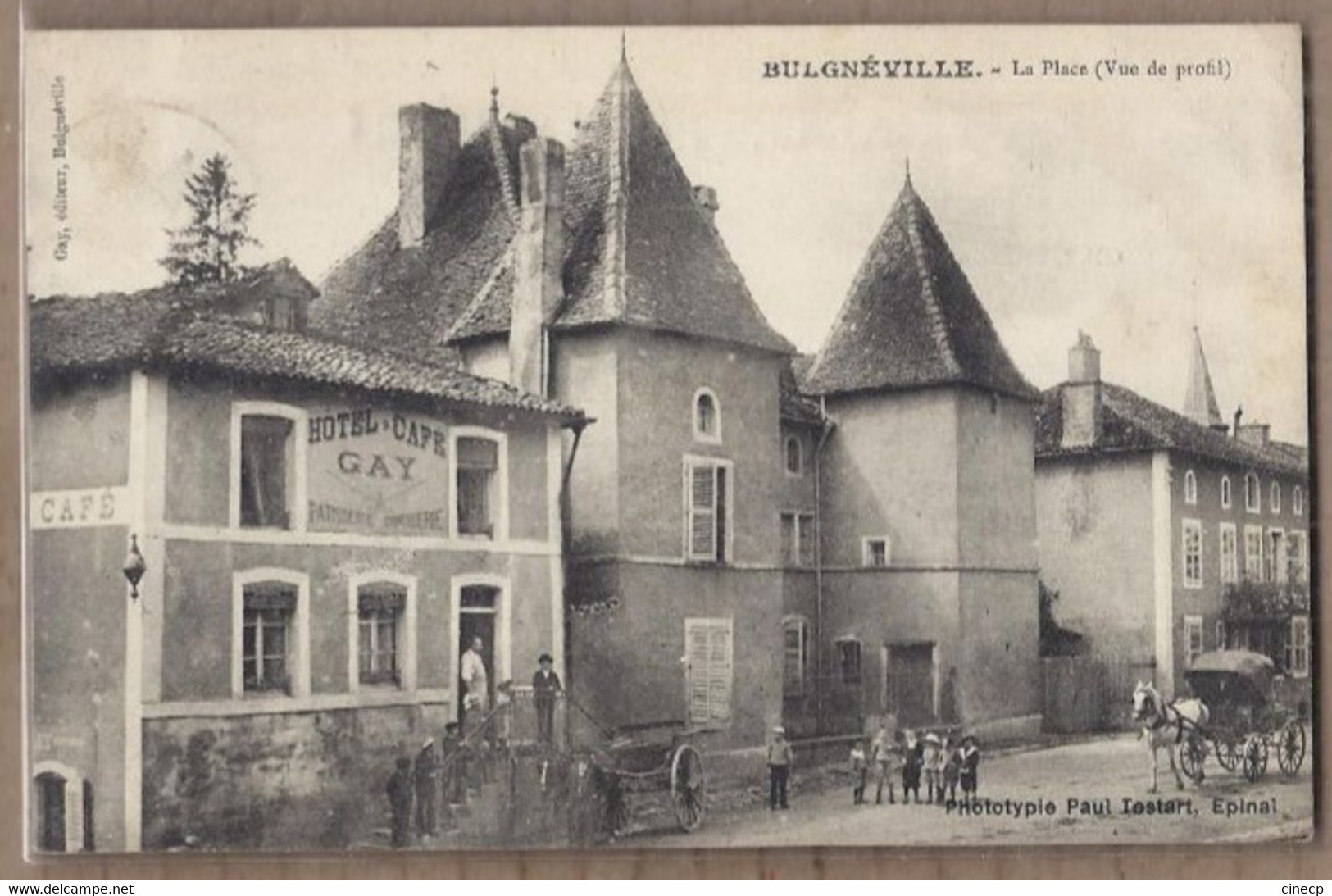 CPA 88 - BULGNEVILLE - Bulgnéville - La Place ( Vue De Profil ) - TB PLAN ANIMATION ATTELAGES Devanture Hôtel Café GAY - Bulgneville