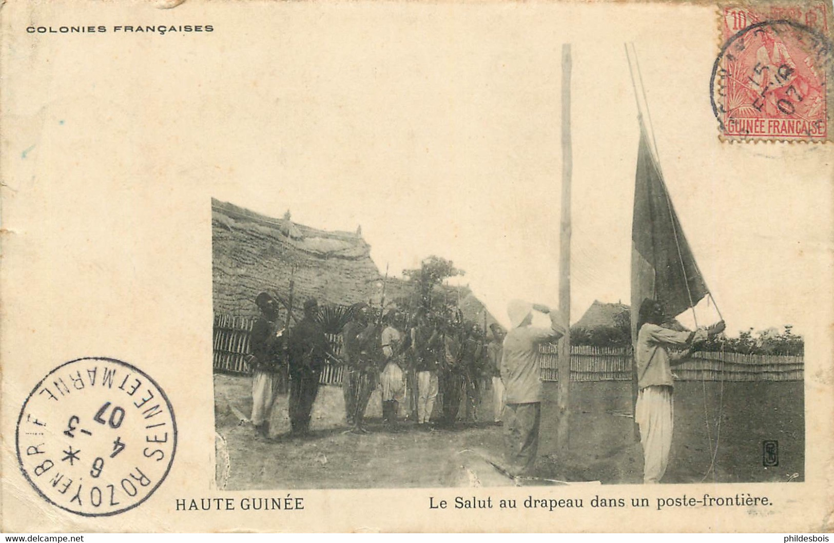 AFRIQUE  HAUTE GUINEE Le Salut Du Drapeaux Dans Un Poste Frontiere - Französisch-Guinea