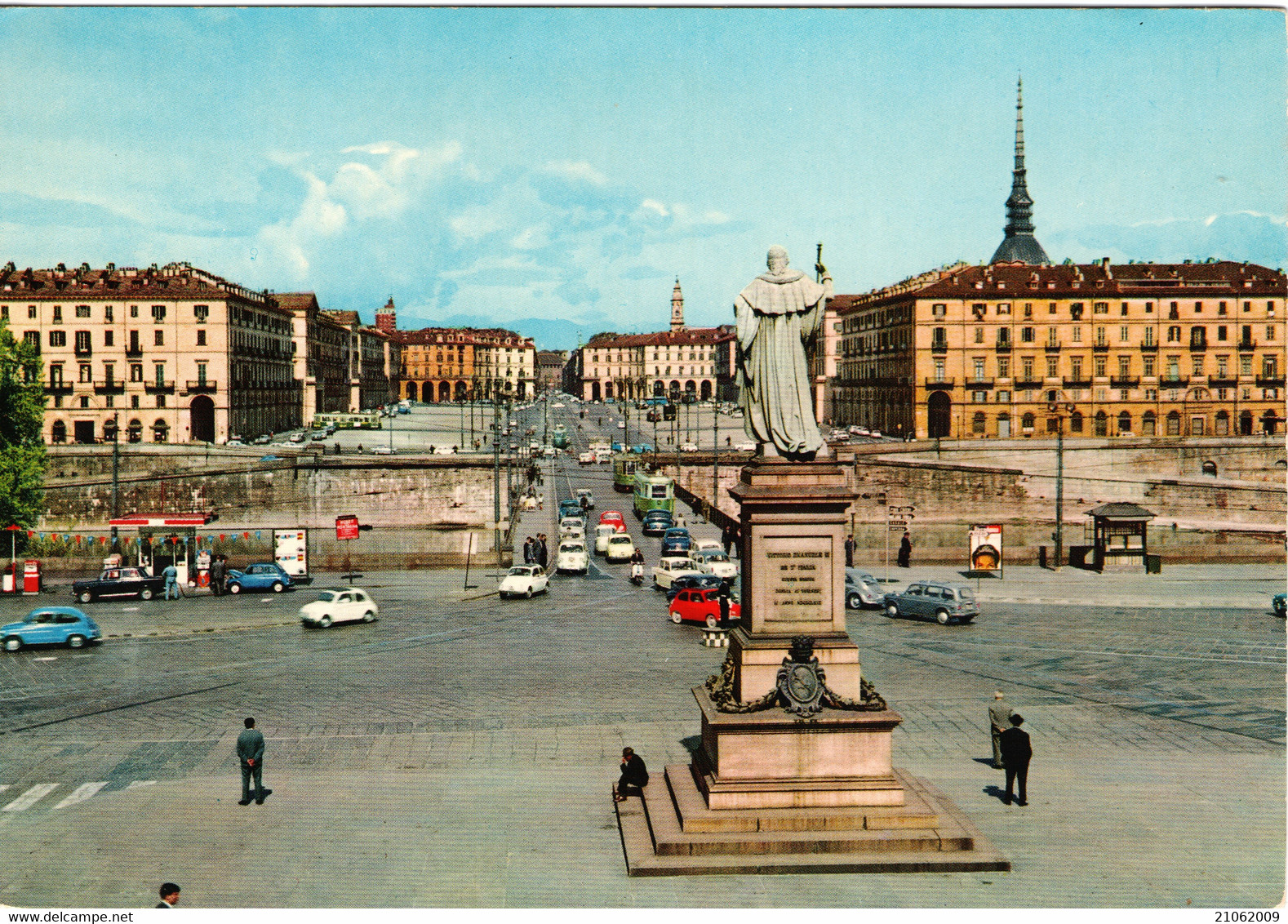 TORINO - PIAZZA VITTORIO VENETO RIFORNIMENTO DISTRIBUTORE BENZINA ESSO AUTO CARS FIAT 600 MULTIPLA FILOBUS TRAM TRAMWAY - Places & Squares