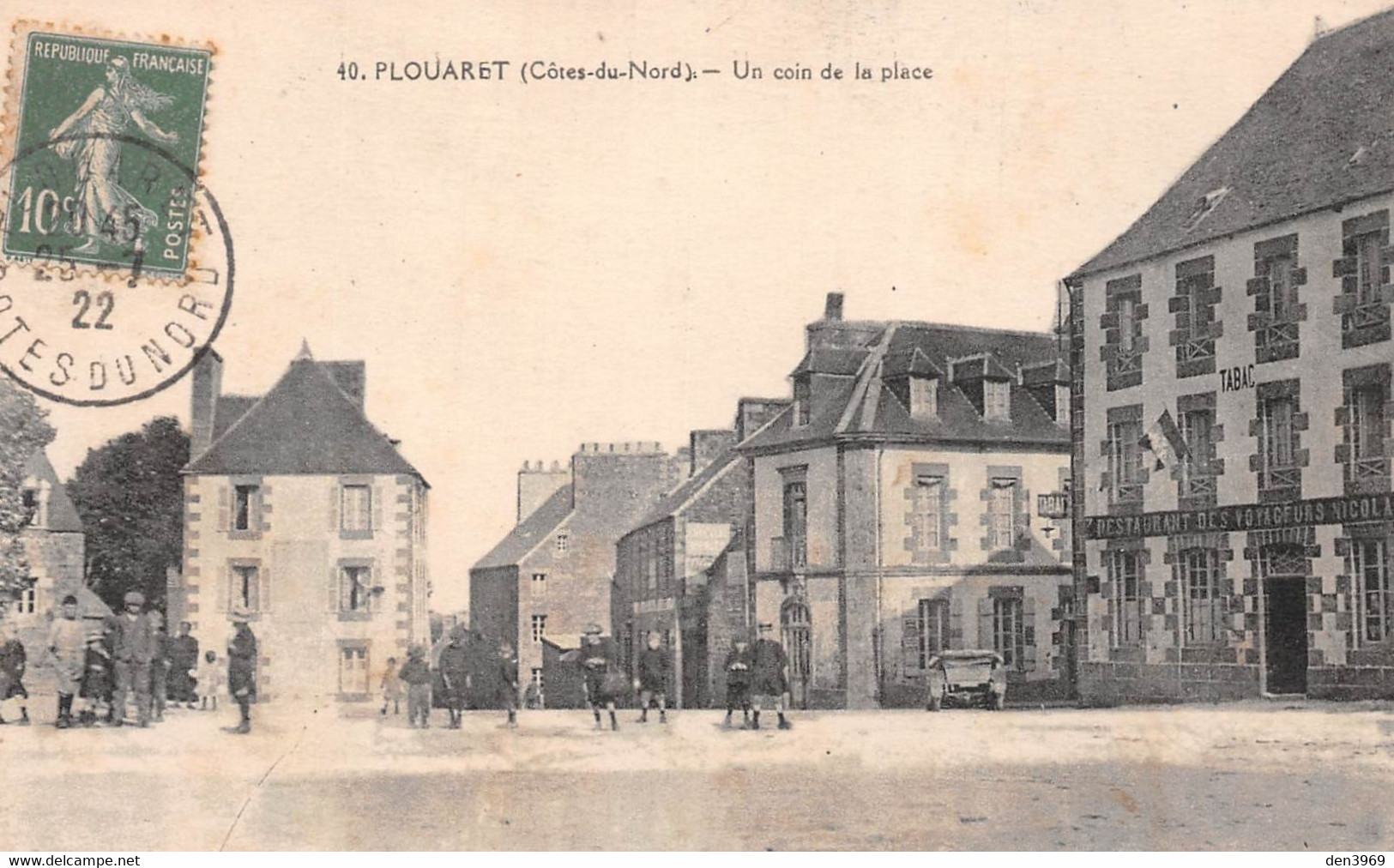 PLOUARET - Un Coin De La Place - Restaurant Des Voyageurs - Plouaret