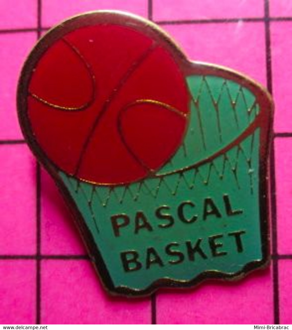 413c Pin's Pins / Beau Et Rare / THEME SPORTS / PASCAL BASKET-BALL BALLON ORANGE ET PANIER - Basketball