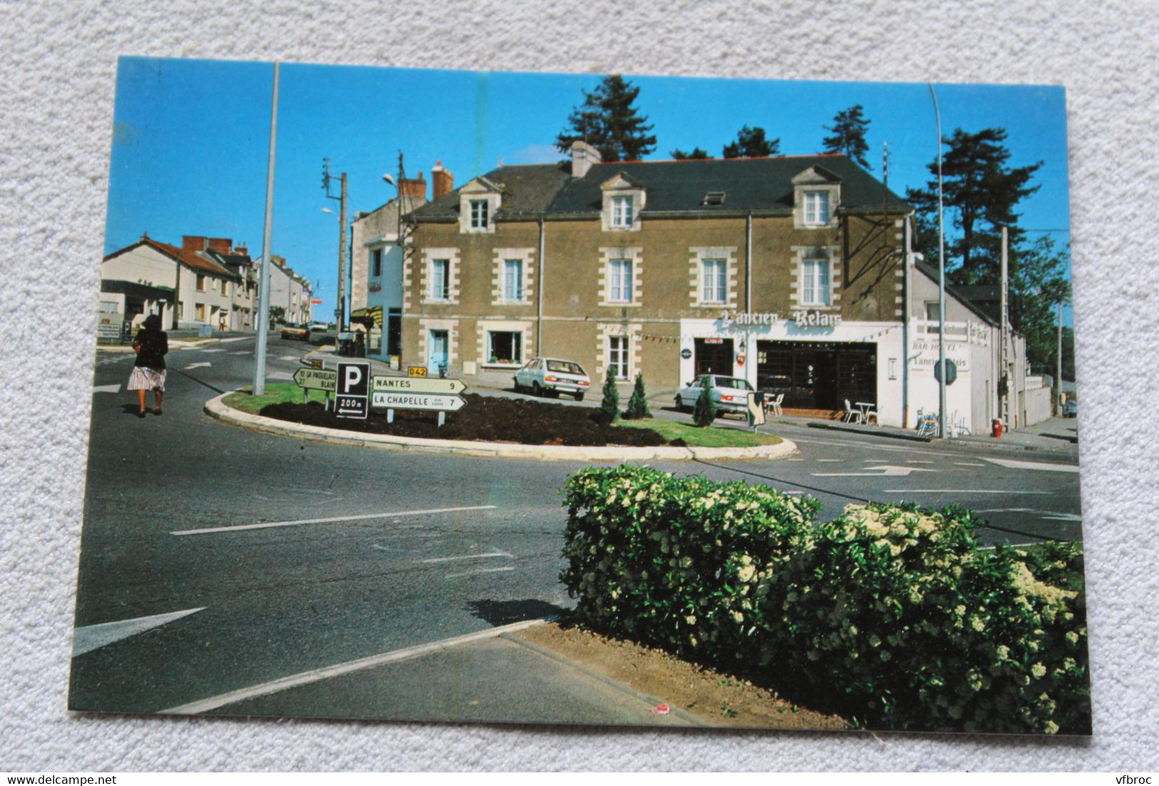 Cpm, Orvault, La Place De L'église Avec Le Bar Hôtel L'ancien Relais, Loire Atlantique 44 - Orvault