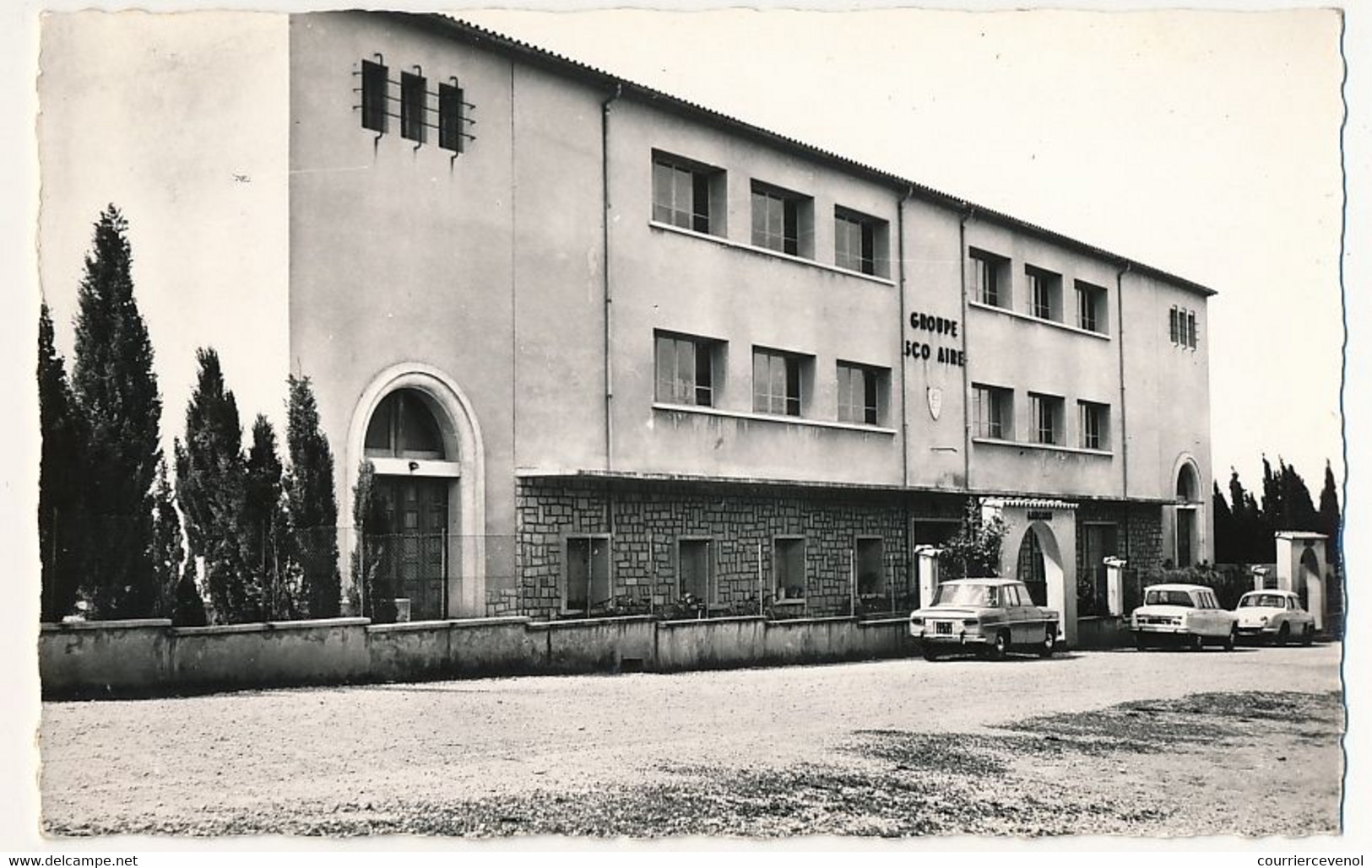 CPSM - LAMBESC (Bouches Du Rhône) - Groupe Scolaire - Lambesc