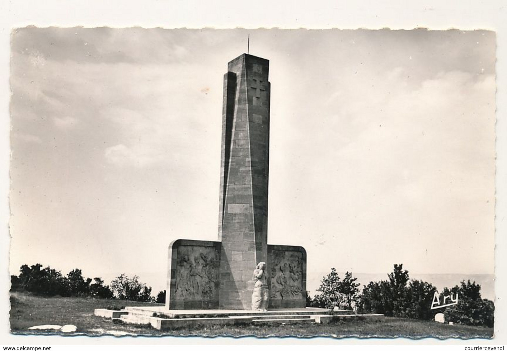 CPSM - LAMBESC (Bouches Du Rhône) - Sainte Anne - Le Monument Aux Héros De La Résistance - Lambesc
