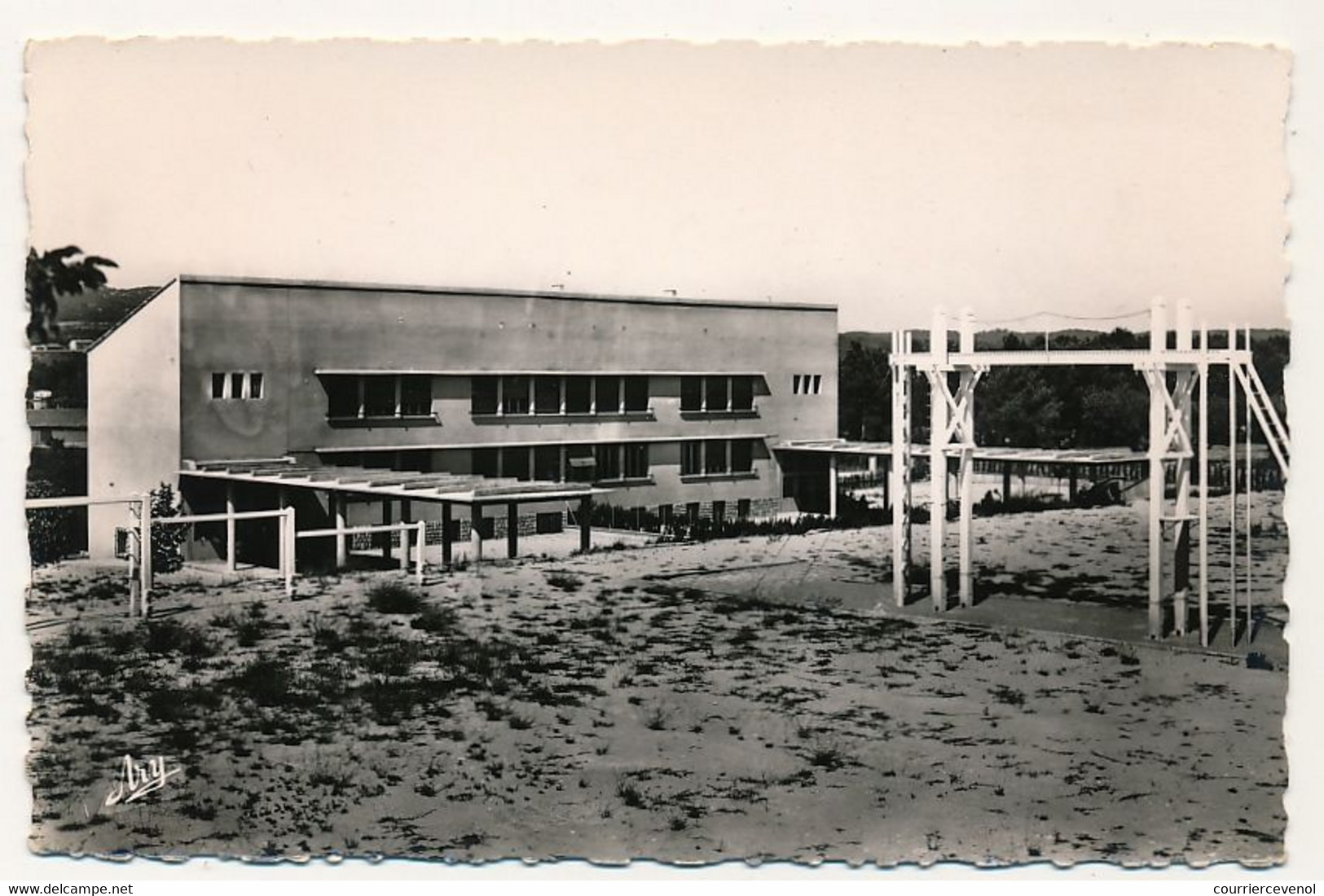 CPSM - LAMBESC (Bouches Du Rhône) - Groupe Scolaire Et Terrain De Sports - Lambesc