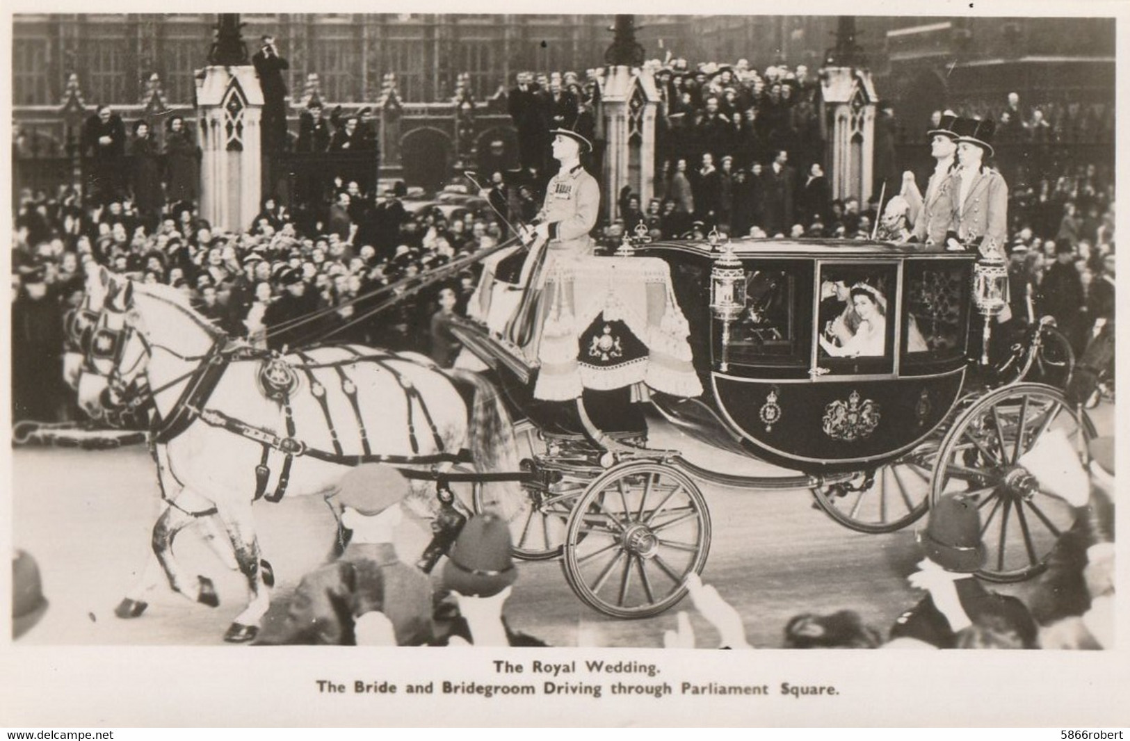 CARTE POSTALE PHOTO ORIGINALE ANCIENNE LE 6 JUIN 1953 THE ROYAL WEDDING DE SA MAJESTE QUEEN ELIZABETH PASSAGE PARLEMENT - Königshäuser