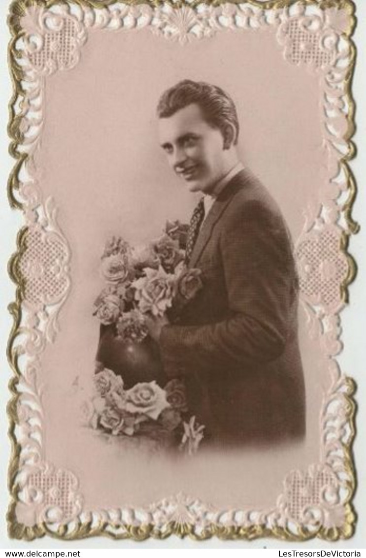 Carte Dentelée Et Bordure Dorée - Photographie D'un Homme Avec Fleurs - Men