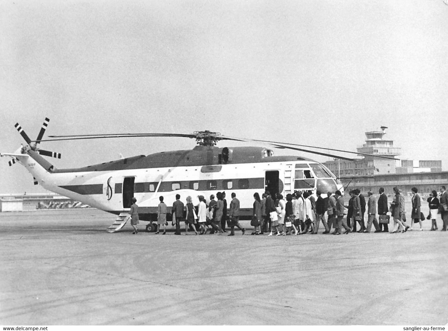 AVIATION GRANDE PHOTOGRAPHIE D'UN HELICOPTERE DANS UN AEROPORT PERPIGNAN ? Signature Verso (dimensions 18cm X 13cm) - Helicopters