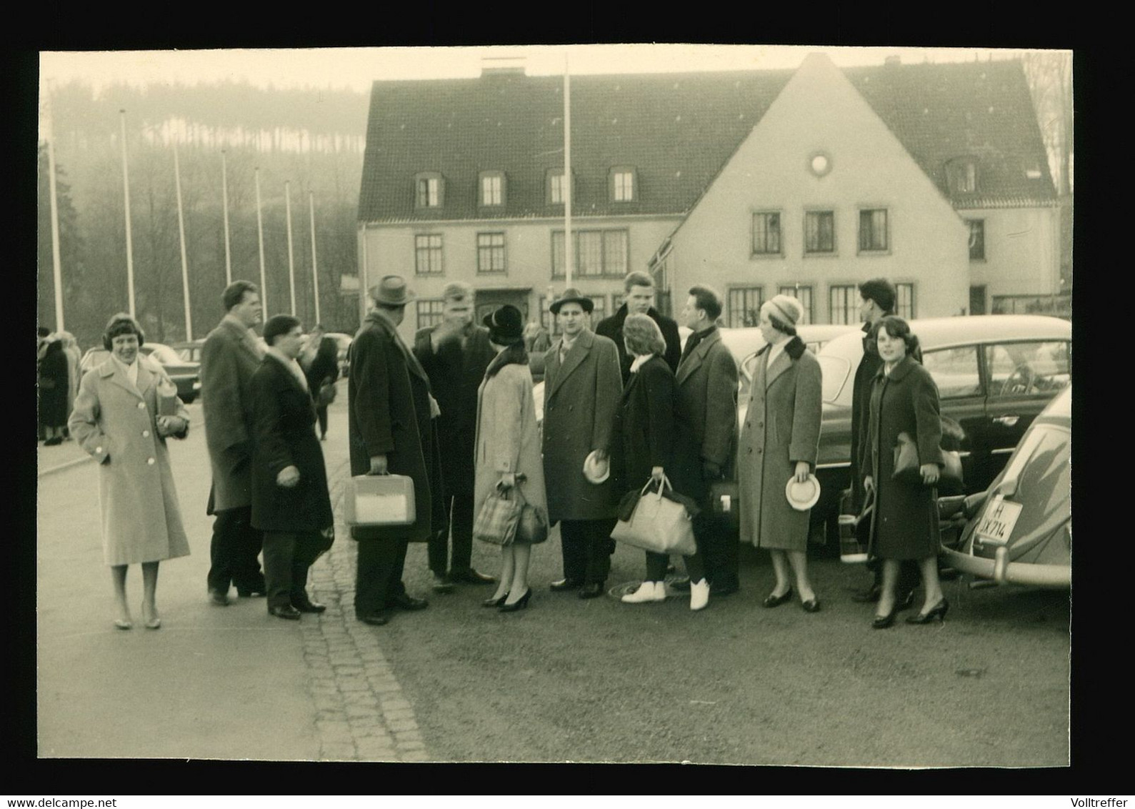 Orig. Foto 60er Jahre, Sporthalle In Barsinghausen Februar 1960, Davor Reisegruppe - Barsinghausen