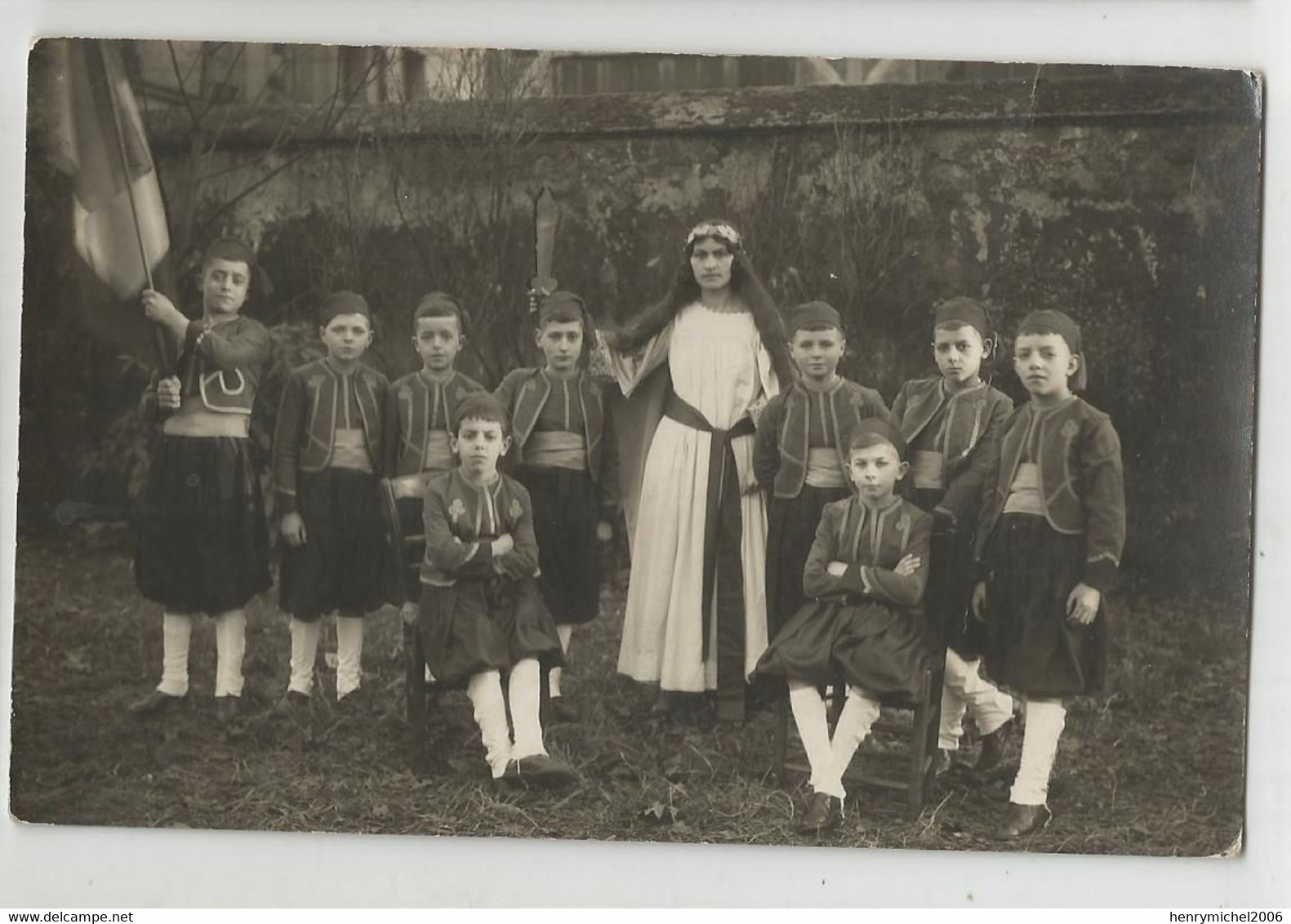 Carte Photo Groupe Enfants Zouaves Enfant Zouave Avec Drapeau Et Femme Brandissant Une épée Dans école En Tunisie 1932 - To Identify