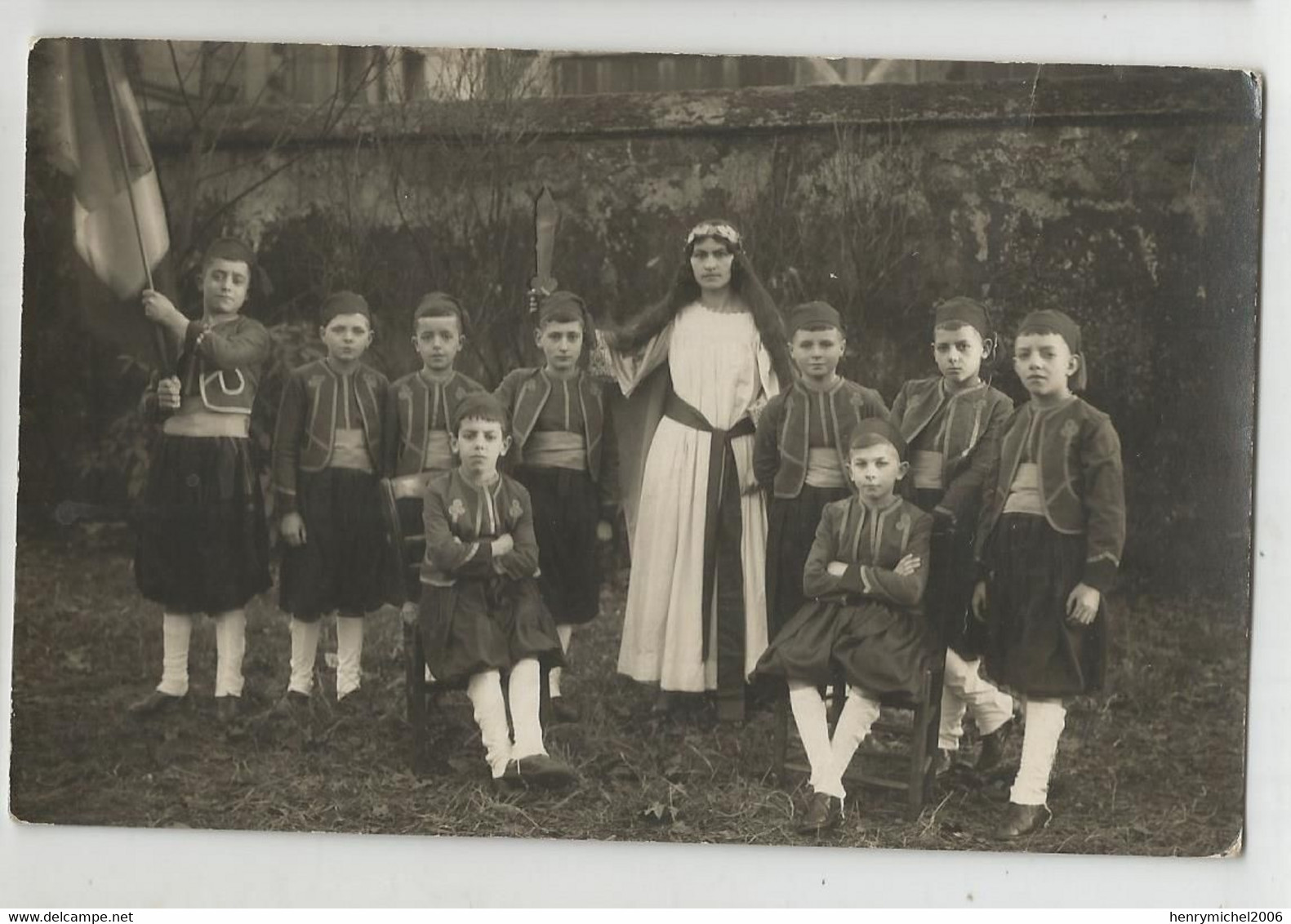 Carte Photo Groupe Enfants Zouaves Enfant Zouave Avec Drapeau Et Femme Brandissant Une épée Dans école En Tunisie 1932 - Zu Identifizieren