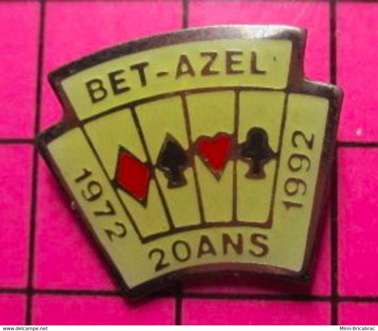 613G Pin's Pins / Beau Et Rare / THEME JEUX / CARTES A JOUER BET-AZEL 20 ANS 1972 1992 - Juegos